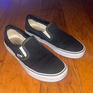 Black/white Vans slip on